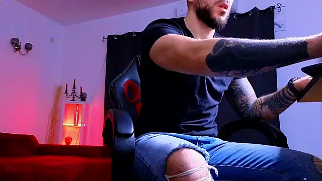 MightyAaron66 online show from November 2025 03:42:02 AM