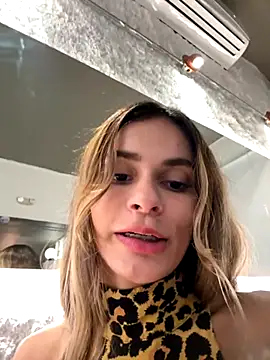 cuteluci  online show from October 2025 10:52:02 PM