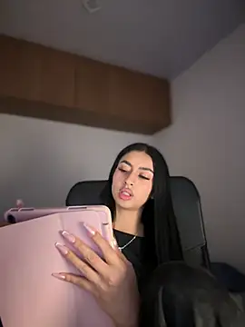 Snapshot of maddy_bronw_ chatting on March 2025 05:30:01 AM maddy bronw online show from March 2025 05:30:01 AM