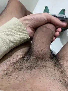 Snapshot of alex-riadh chatting on January 2026 08:23:01 PM alex-riadh online show from January 2026 08:23:01 PM