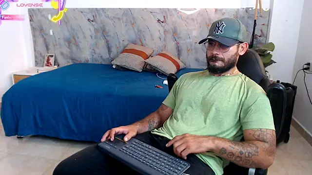 Snapshot of hanz_col chatting on December 2025 01:55:02 AM hanz col online show from December 2025 01:55:02 AM