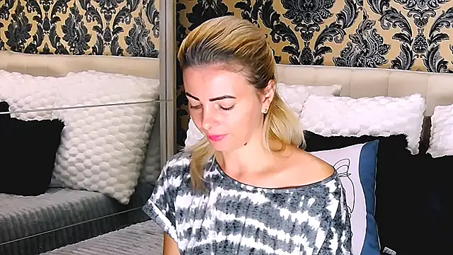 Snapshot of Aly_girl1 chatting on October 2025 10:03:01 AM Aly girl1 online show from October 2025 10:03:01 AM