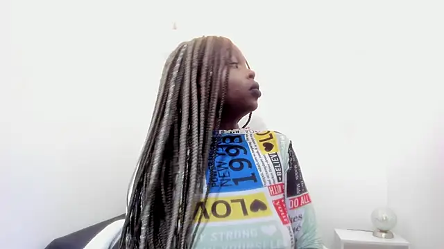 Snapshot of _Zooee chatting on December 2024 11:40:02 AM Zooee online show from December 2024 11:40:02 AM