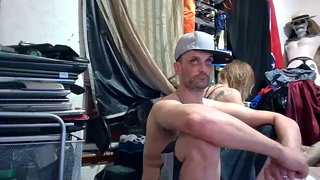 Snapshot of slinginbigD chatting on April 2026 05:49:01 AM slinginbigD online show from April 2026 05:49:01 AM