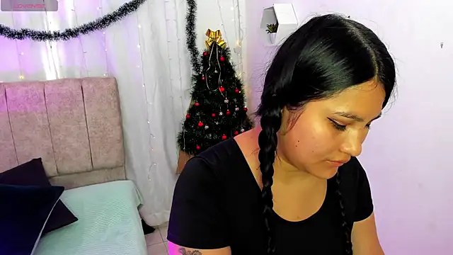 Snapshot of Little_Ivy chatting on December 2024 01:10:02 PM Little Ivy online show from December 2024 01:10:02 PM