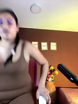 Little Ivy online show from November 2025 07:36:02 PM