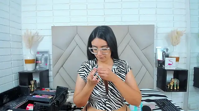 Isis Osman online show from September 2025 07:37:01 PM