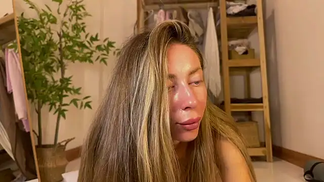 Snapshot of ___art chatting on October 2025 02:31:01 PM art online show from October 2025 02:31:01 PM