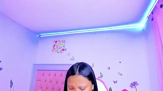 Snapshot of LaurinMonroe chatting on December 2024 10:07:02 PM LaurinMonroe online show from December 2024 10:07:02 PM