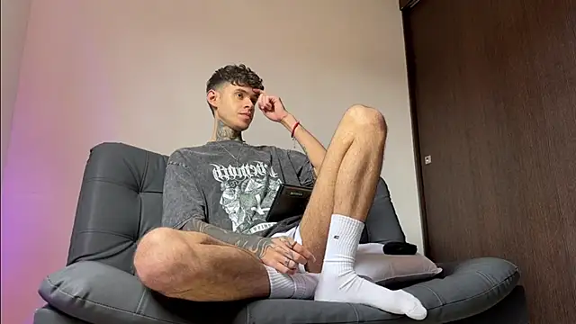 Snapshot of Saturno_v chatting on March 2025 10:49:02 AM Saturno v online show from March 2025 10:49:02 AM