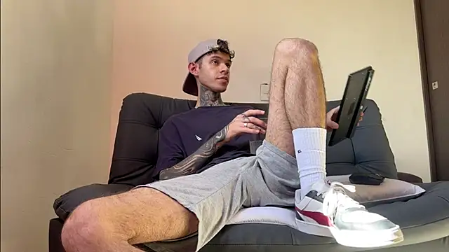 Snapshot of Saturno_v chatting on March 2025 05:17:02 AM Saturno v online show from March 2025 05:17:02 AM