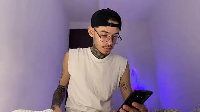 Snapshot of Saturno_v chatting on September 2025 12:44:02 AM Saturno v online show from September 2025 12:44:02 AM