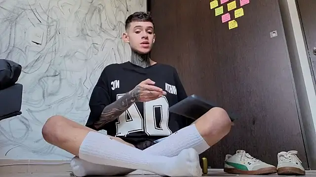 Snapshot of Saturno_v chatting on February 2026 01:07:02 PM Saturno v online show from February 2026 01:07:02 PM