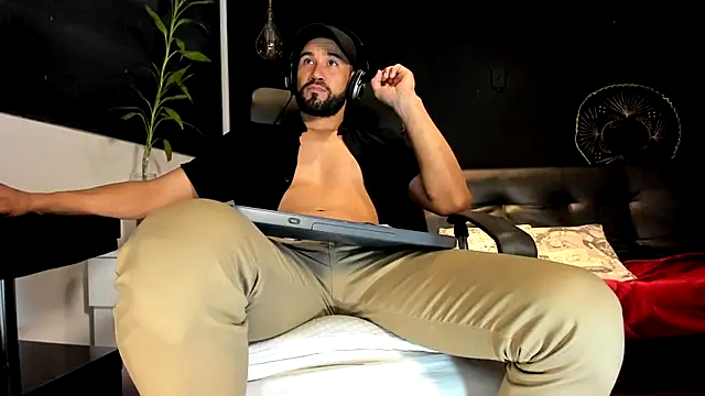 Snapshot of alessandro_wye chatting on November 2025 02:01:01 AM alessandro wye online show from November 2025 02:01:01 AM