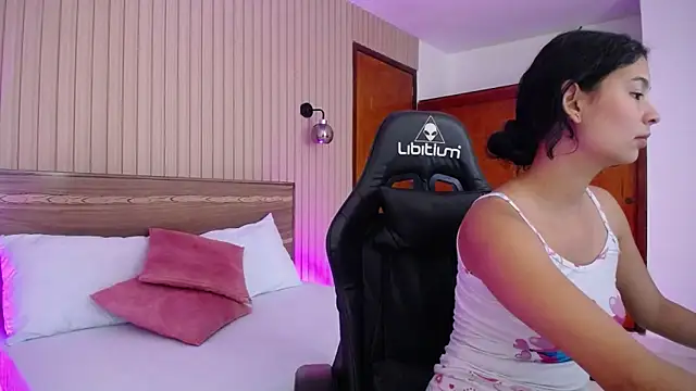 Snapshot of melody_flowers chatting on December 2024 12:22:01 PM melody flowers online show from December 2024 12:22:01 PM