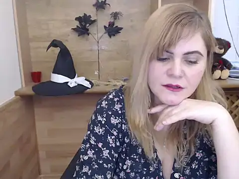 Snapshot of DaniellaKiss chatting on December 2025 01:16:02 PM DaniellaKiss online show from December 2025 01:16:02 PM