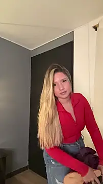 Snapshot of MiaPetit_ chatting on December 2025 08:04:01 PM MiaPetit online show from December 2025 08:04:01 PM
