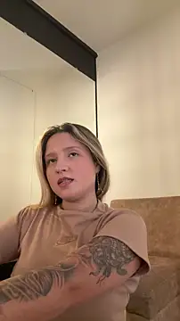 Snapshot of MiaPetit_ chatting on December 2025 06:04:01 PM MiaPetit online show from December 2025 06:04:01 PM