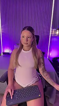 Snapshot of MiaPetit_ chatting on February 2026 07:01:02 PM MiaPetit online show from February 2026 07:01:02 PM