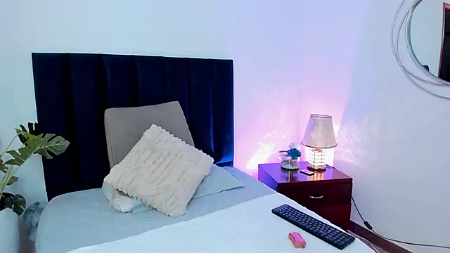 HollyHudsonn online show from December 2024 12:00:02 PM