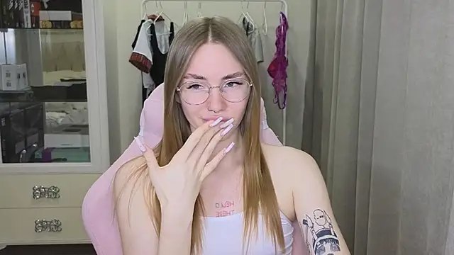 Snapshot of littlevildevil chatting on January 2025 02:21:01 PM littlevildevil online show from January 2025 02:21:01 PM