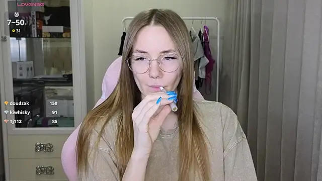 Snapshot of littlevildevil chatting on February 2025 02:25:02 PM littlevildevil online show from February 2025 02:25:02 PM