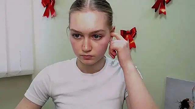 Snapshot of MademoiselleCl chatting on February 2025 10:47:02 AM MademoiselleCl online show from February 2025 10:47:02 AM