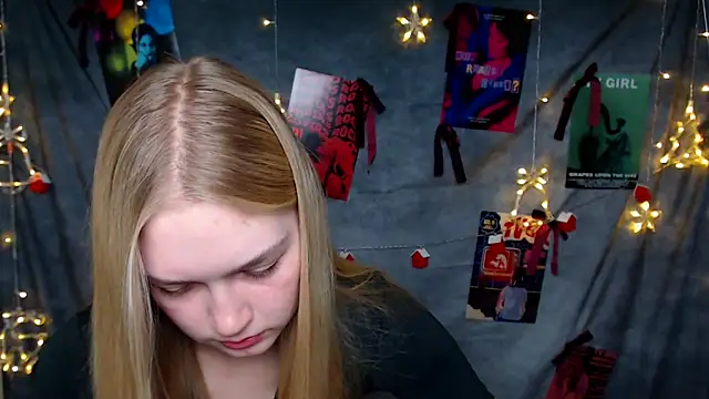 Snapshot of MademoiselleCl chatting on December 2025 08:04:02 PM MademoiselleCl online show from December 2025 08:04:02 PM