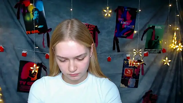 Snapshot of MademoiselleCl chatting on December 2025 01:28:02 PM MademoiselleCl online show from December 2025 01:28:02 PM