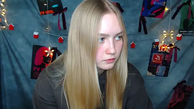 Snapshot of MademoiselleCl chatting on December 2025 01:18:02 PM MademoiselleCl online show from December 2025 01:18:02 PM