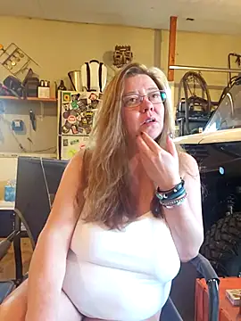 Snapshot of MsShelby40 chatting on March 2026 10:57:02 PM MsShelby40 online show from March 2026 10:57:02 PM