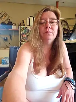 Snapshot of MsShelby40 chatting on April 2026 09:57:02 PM MsShelby40 online show from April 2026 09:57:02 PM