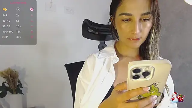 Snapshot of pauliCarter chatting on January 2026 04:00:01 PM pauliCarter online show from January 2026 04:00:01 PM