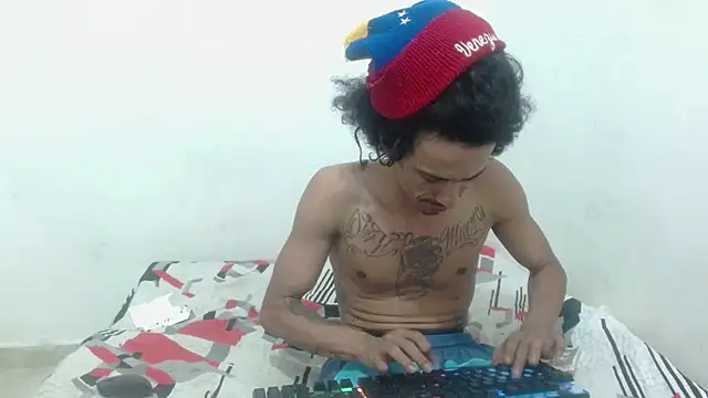 Snapshot of damian_bottom_bigcock chatting on December 2024 10:45:01 PM damian bottom bigcock online show from December 2024 10:45:01 PM