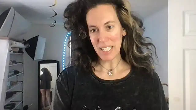 Snapshot of BonfireBonnie chatting on January 2025 02:22:01 PM BonfireBonnie online show from January 2025 02:22:01 PM