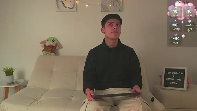 Snapshot of tommy_and_sophie chatting on February 2025 04:34:01 AM tommy and sophie online show from February 2025 04:34:01 AM