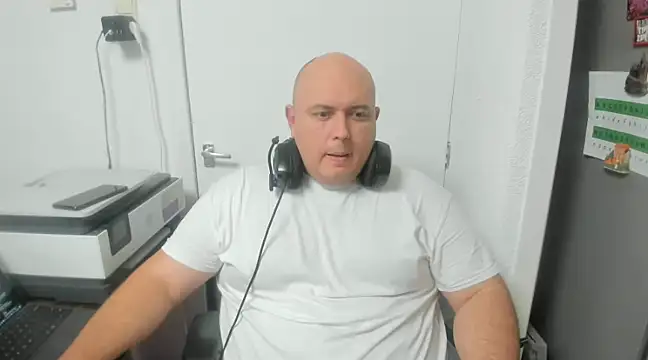 Snapshot of BigromeoXX chatting on December 2024 07:11:02 PM BigromeoXX online show from December 2024 07:11:02 PM