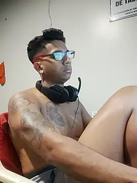 Snapshot of FitGeorge chatting on November 2025 09:37:02 AM FitGeorge online show from November 2025 09:37:02 AM