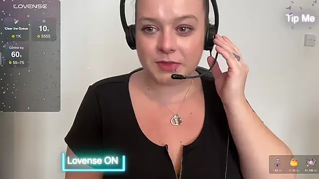 Snapshot of NaughtyWifeUK chatting on December 2024 12:18:02 PM NaughtyWifeUK online show from December 2024 12:18:02 PM