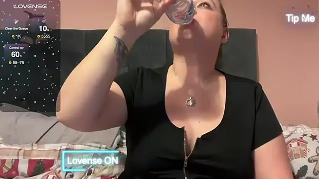 Snapshot of NaughtyWifeUK chatting on December 2024 05:33:02 PM NaughtyWifeUK online show from December 2024 05:33:02 PM