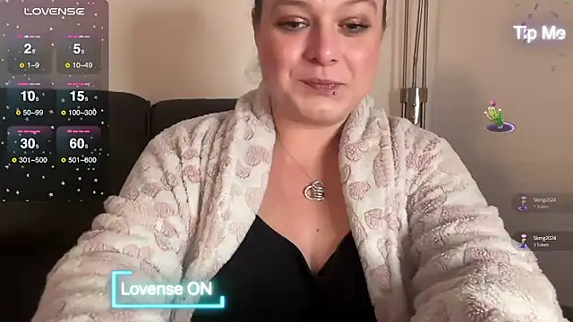 Snapshot of NaughtyWifeUK chatting on December 2024 10:53:01 PM NaughtyWifeUK online show from December 2024 10:53:01 PM