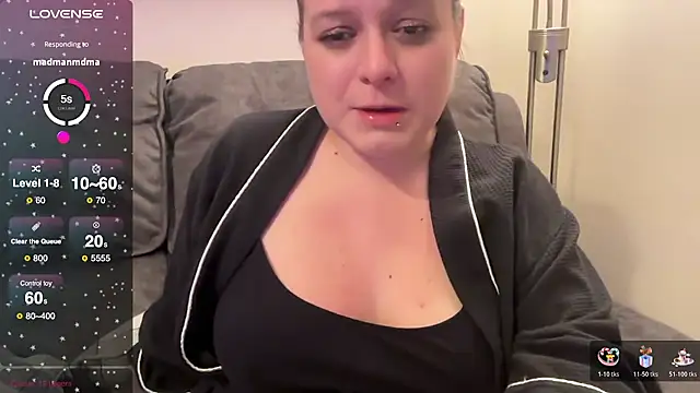 Snapshot of NaughtyWifeUK chatting on November 2025 01:37:01 AM NaughtyWifeUK online show from November 2025 01:37:01 AM