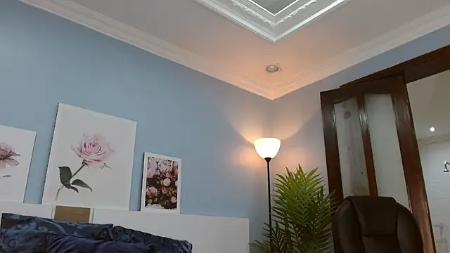 cintia hills online show from April 2026 08:37:01 PM