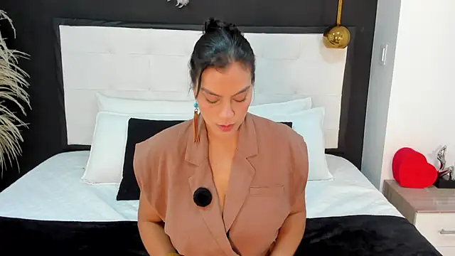Ada Monroe10 online show from July 2026 01:32:01 PM