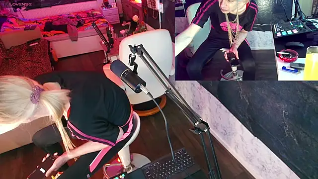 Doggyray44 online show from December 2024 04:25:02 PM