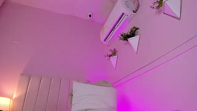 Snapshot of _bianca_18 chatting on January 2025 05:56:02 PM bianca 18 online show from January 2025 05:56:02 PM