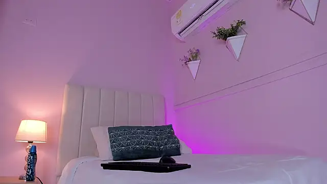 Snapshot of _bianca_18 chatting on February 2025 08:45:01 PM bianca 18 online show from February 2025 08:45:01 PM