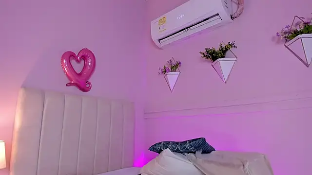 Snapshot of _bianca_18 chatting on February 2025 05:57:02 PM bianca 18 online show from February 2025 05:57:02 PM