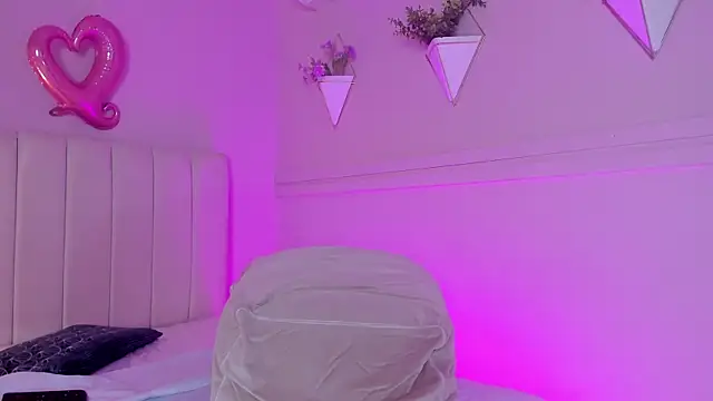 Snapshot of _bianca_18 chatting on February 2025 06:31:01 PM bianca 18 online show from February 2025 06:31:01 PM