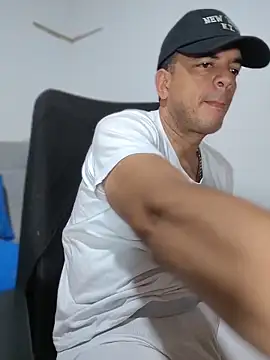 Snapshot of latinmartin73 chatting on April 2026 12:39:01 AM latinmartin73 online show from April 2026 12:39:01 AM